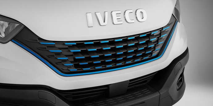 Frontansicht des IVECO Daily Blue Power mit Elektro- oder Gasantrieb