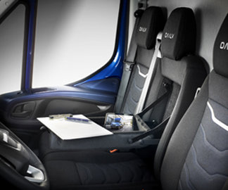 IVECO Daily Transporter mit Beifahrer-Doppelsitzbank mit Multifunktionsablage